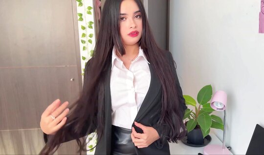 Çoraplı bir sekreter patronuna orgazm ile ev yapımı anal lanet verdi
