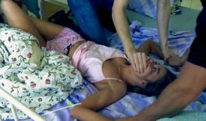 Soyguncular güzel Roxy Bell'in tüm deliklerini sertçe sikiyor