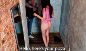 Yatakta birinci şahıstaki güzellik bir erkekle evde seksi reddetmez